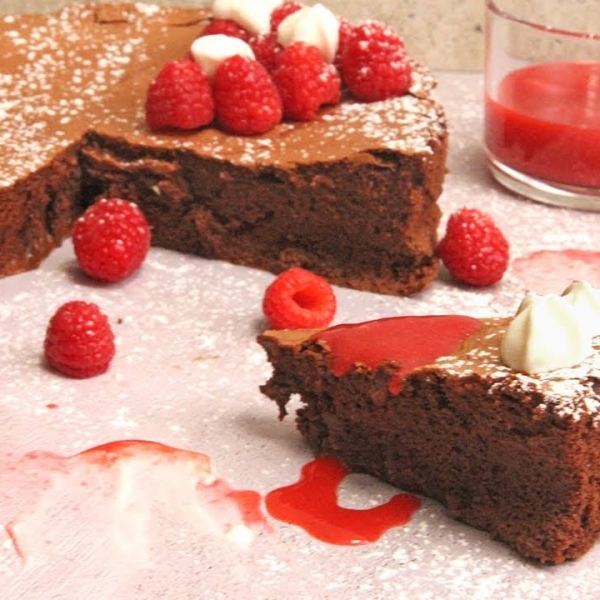 Fudgy Flourless Chocolate Cake